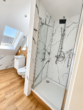 Helles Dachbad mit Marmorduschkabine - ***Erstbezug nach Sanierung! Moderne 3-Zimmer-Dachgeschosswohnung mit Carport & Außenbereich***