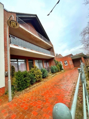 ***Helle 3-Zimmer-Dachgeschosswohnung mit Balkon & Lift in zentraler Lage von Diepholz***, 49356 Diepholz, Wohnung